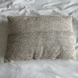 Accent pillow with silver details